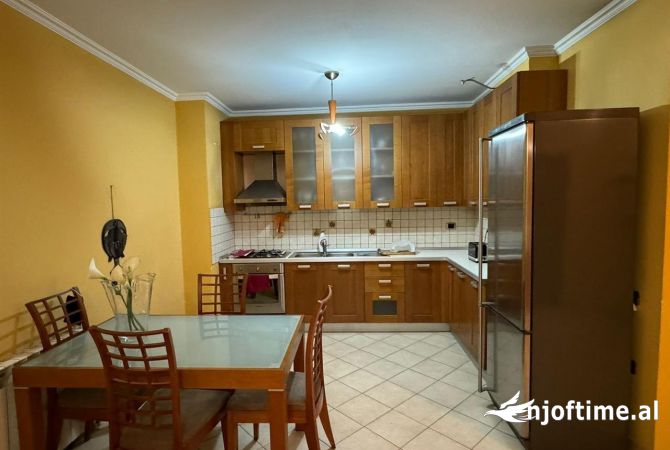 Shtepi me qera Apartament ne Tirane, 2+1, Mobilimi E mobiluar, Pagesa 600  Euro.