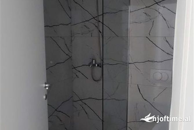 Jepet apartament 2+1+2+parkim+ adm t paguar tek Lake View