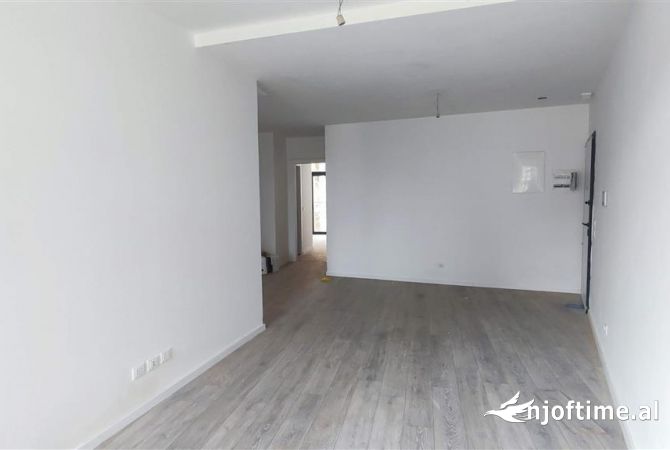 Ambient biznesi me qera 3+1 ne Tirane - 1,200 Euro