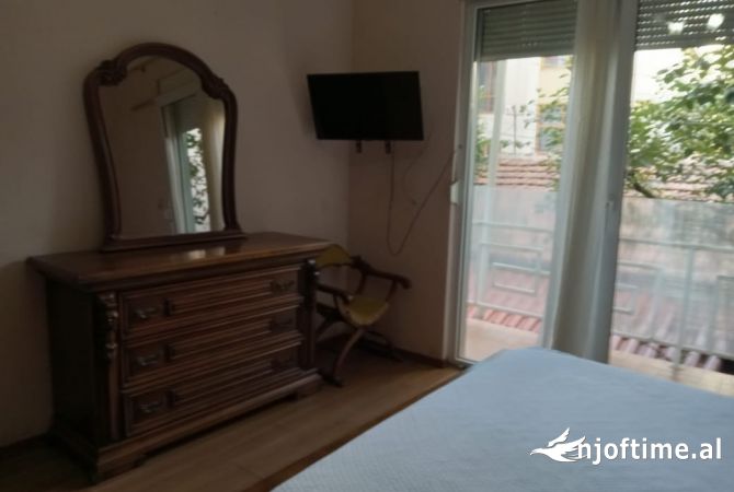 Shtepi me qera Apartament ne Tirane, 2+1, Mobilimi E mobiluar, Pagesa 750  Euro.