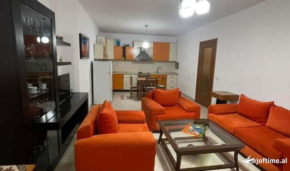 Shtepi me qera Apartament ne Tirane, 2+1, Mobilimi E mobiluar, Pagesa 700  Euro.