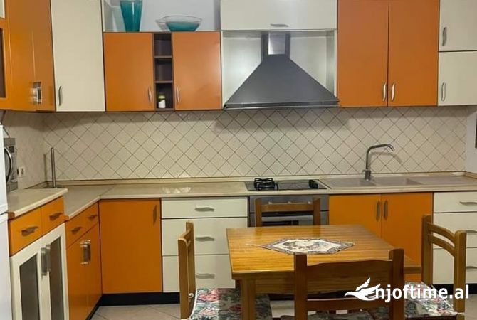 Shtepi me qera Apartament ne Tirane, 2+1, Mobilimi E mobiluar, Pagesa 700  Euro.