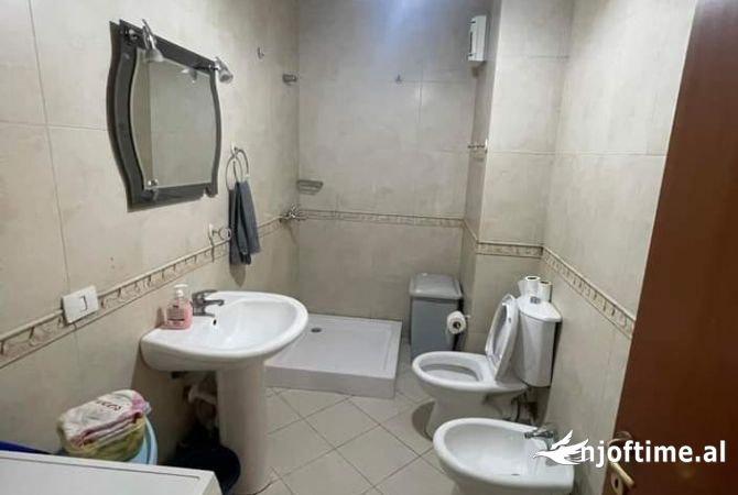 Shtepi me qera Apartament ne Tirane, 2+1, Mobilimi E mobiluar, Pagesa 700  Euro.