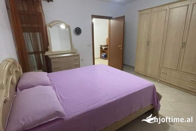 Shtepi me qera Apartament ne Tirane, 2+1, Mobilimi E mobiluar, Pagesa 700  Euro.