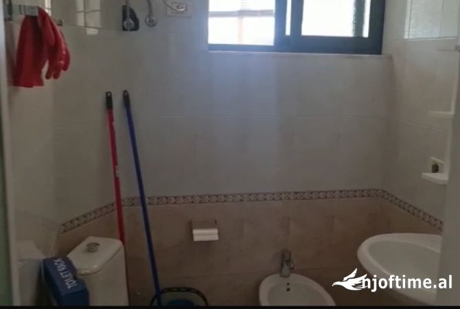 Shtepi me qera Apartament ne Tirane, 2+1, Mobilimi E mobiluar, Pagesa 650  Euro.