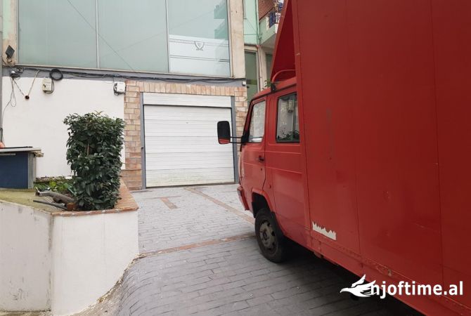 Okazion!!! Shitet ambjent biznesi tek nenkalimi kopshtit botanik , rr Shkelqim Fusha