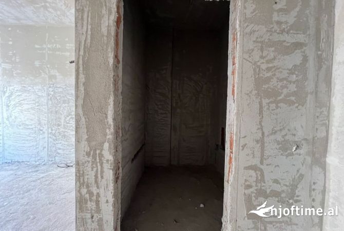 Shtepi ne shitje Apartament ne Tirane, 1+1, Mobilimi Bosh, pa mobiluar, Pagesa 93,500  Euro.