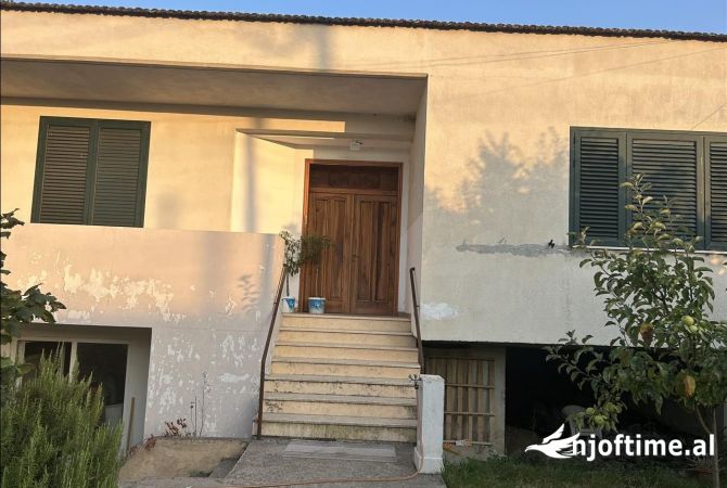 Shtepi ne shitje Shtepi Private ne Tirane, 3+1, Mobilimi E mobiluar, Pagesa 300,000  Euro.