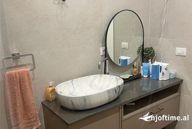 Shtepi ne shitje Apartament ne Tirane, 3+1, Mobilimi E mobiluar, Pagesa 259,000  Euro.