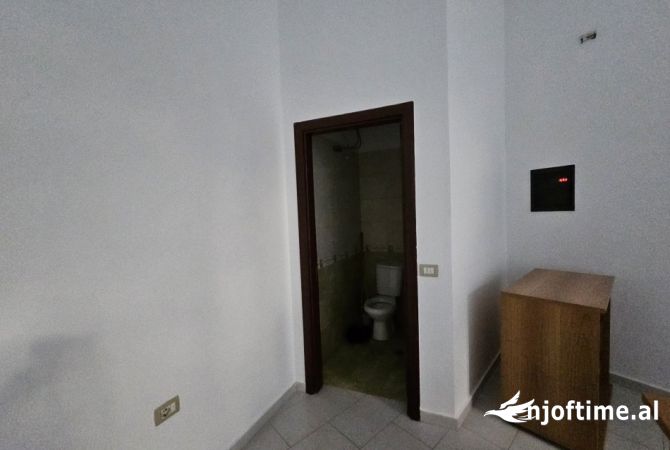 Shitet dyqan tek Prokuroria , rruga haxhi hysen dalliu