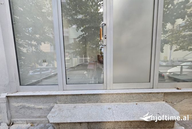 Shitet dyqan tek Prokuroria , rruga haxhi hysen dalliu