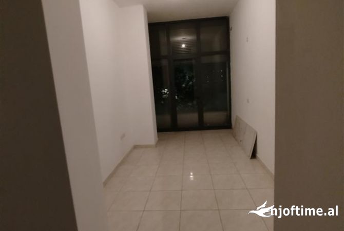 Ambient biznesi me qera 3+1 ne Tirane - 40,000 Leke