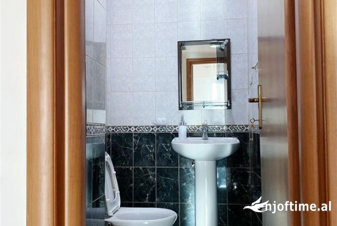 Shtepi me qera Apartament ne Tirane, 2+1, Mobilimi E mobiluar, Pagesa 60,000  Leke.