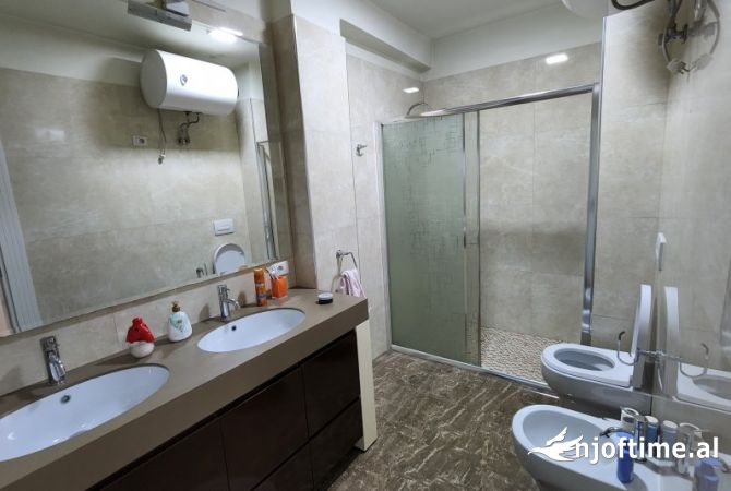 Shtepi ne shitje Apartament ne Tirane, 2+1, Mobilimi E mobiluar, Pagesa 245,000  Euro.