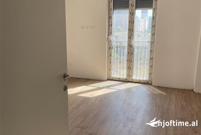 Shtepi me qera Apartament ne Tirane, 3+1, Mobilimi Bosh, pa mobiluar, Pagesa 50,000  Leke.