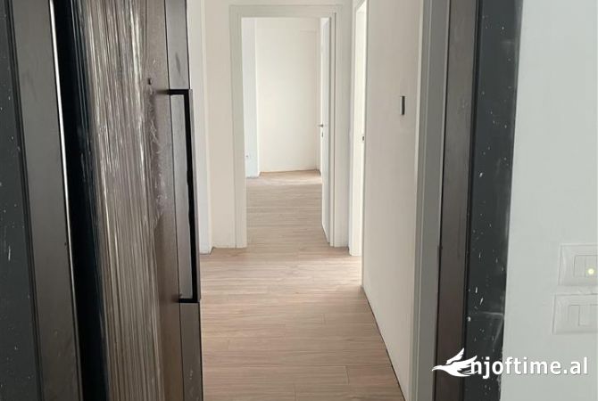 Shtepi me qera Apartament ne Tirane, 3+1, Mobilimi Bosh, pa mobiluar, Pagesa 50,000  Leke.