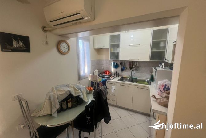Shtepi ne shitje Apartament ne Tirane, 1+1, Mobilimi E mobiluar, Pagesa 80,000  Euro.