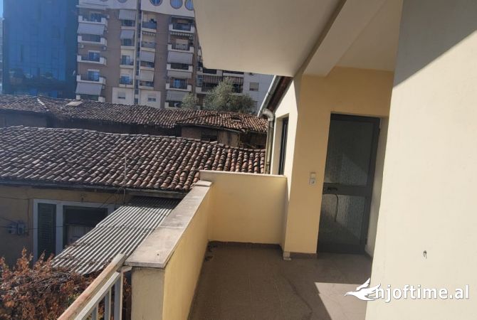 Shtepi me qera Shtepi Private ne Tirane, 4+1, Mobilimi Bosh, pa mobiluar, Pagesa 100,000  Leke.