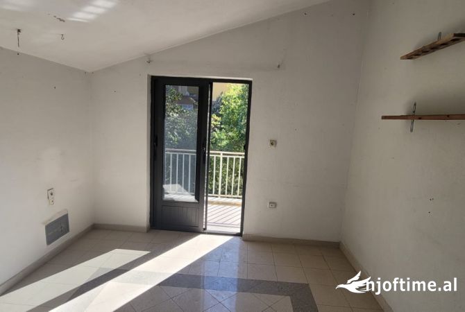 Shtepi me qera Shtepi Private ne Tirane, 4+1, Mobilimi Bosh, pa mobiluar, Pagesa 100,000  Leke.