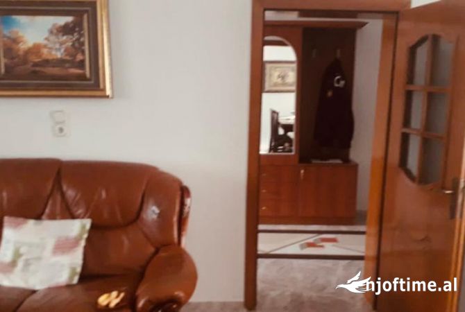 Shtepi ne shitje Shtepi Private ne Tirane, 2+1, Mobilimi E mobiluar, Pagesa 250,000  Euro.