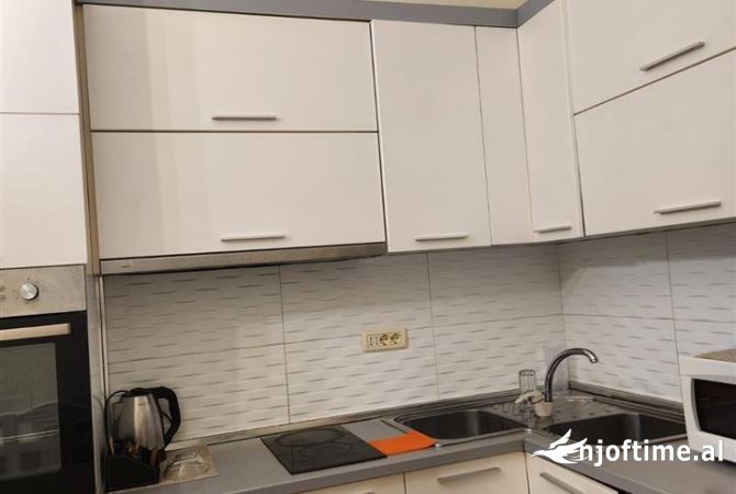 Shtepi me qera Apartament ne Tirane, 2+1, Mobilimi E mobiluar, Pagesa 650  Euro.