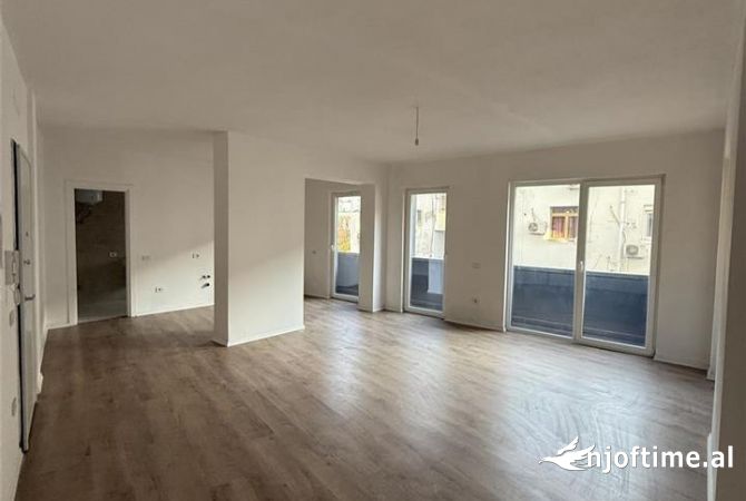 Ambient biznesi me qera 3+1 ne Tirane - 900 Euro