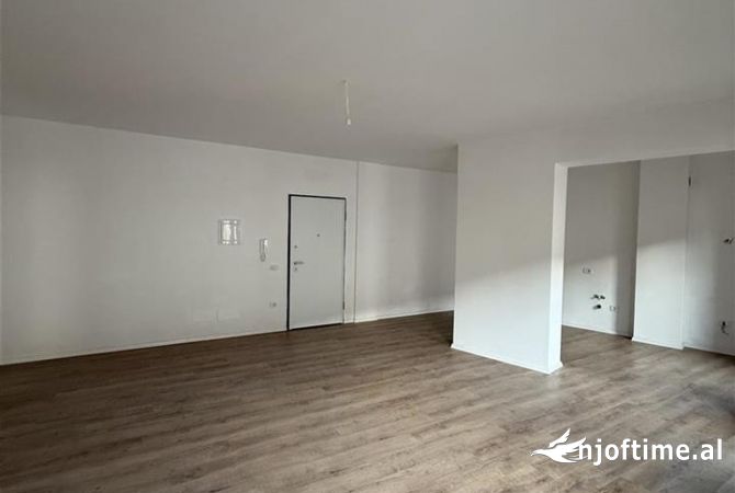 Jepet super ambjent per zyra tek rruga durresjt  tek spari