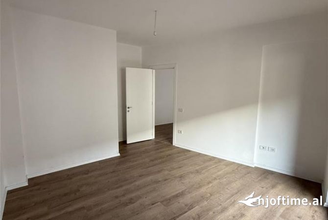 Jepet super ambjent per zyra tek rruga durresjt  tek spari