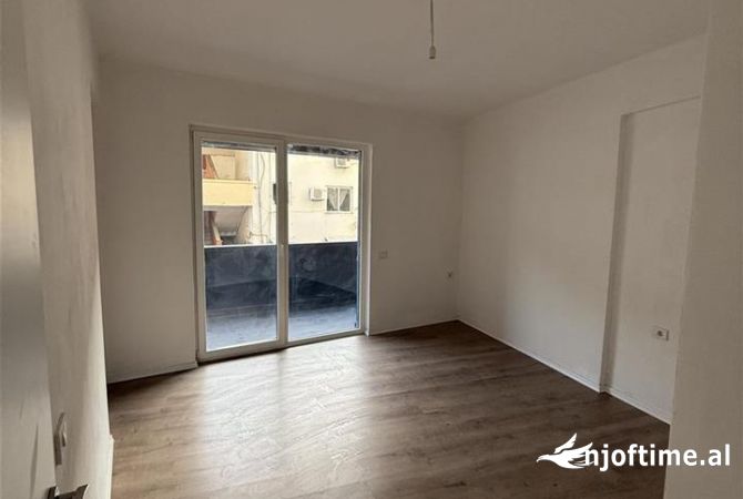 Jepet super ambjent per zyra tek rruga durresjt  tek spari