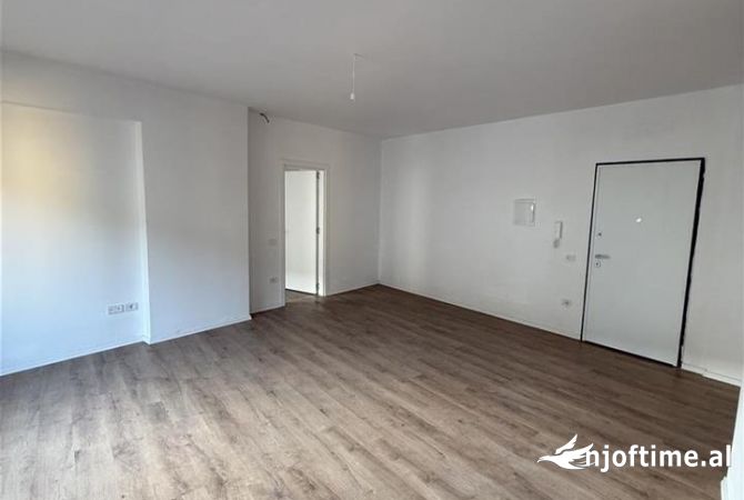 Jepet super ambjent per zyra tek rruga durresjt  tek spari