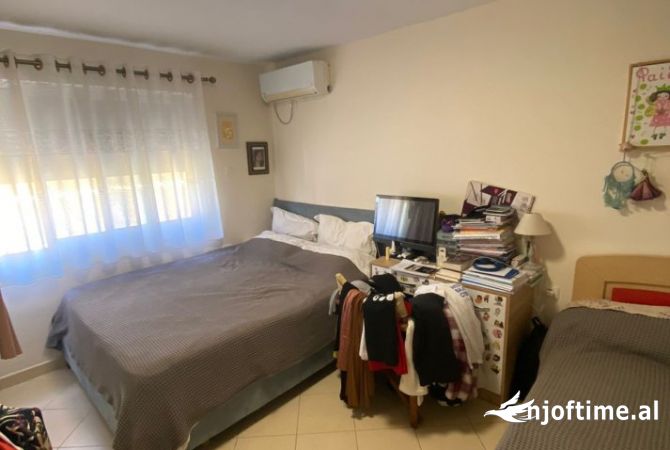 Shtepi ne shitje Apartament ne Tirane, 1+1, Mobilimi Pjeserisht e mobiluar, Pagesa 90,000  Euro.
