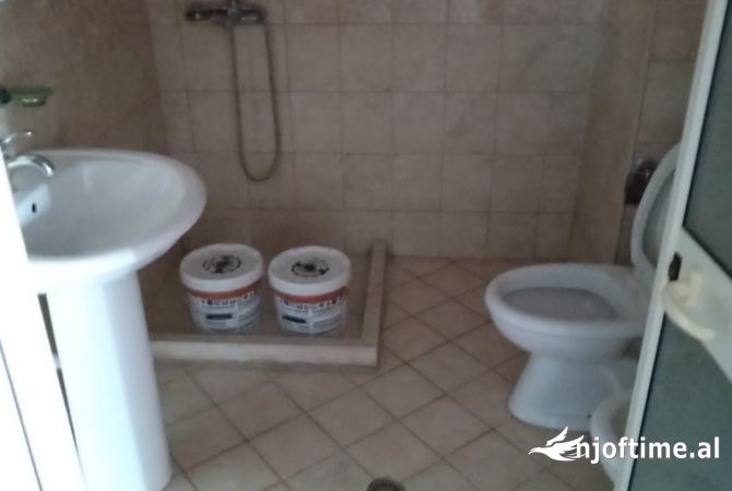 Shtepi ne shitje Apartament ne Tirane, 2+1, Mobilimi Bosh, pa mobiluar, Pagesa 95,000  Euro.