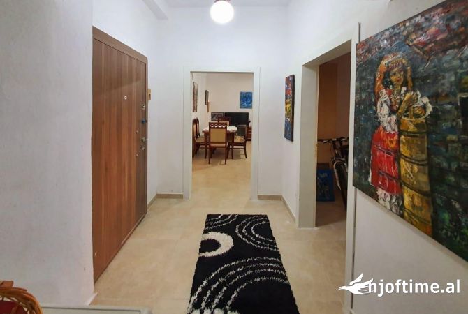 Shtepi ne shitje Apartament ne Tirane, 2+1, Mobilimi E mobiluar, Pagesa 140,000  Euro.