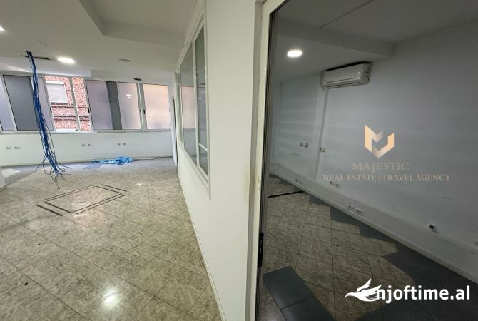 Jepet super ambjent biznesi perballe taiwanit me qera (i pershtatshem per call center , zyra etj) 