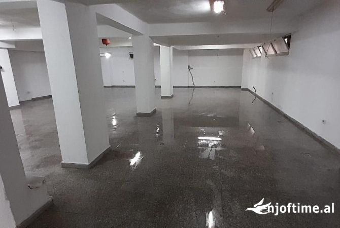 Jepet ambjent biznesi pas kafe flores , rr mine peza 