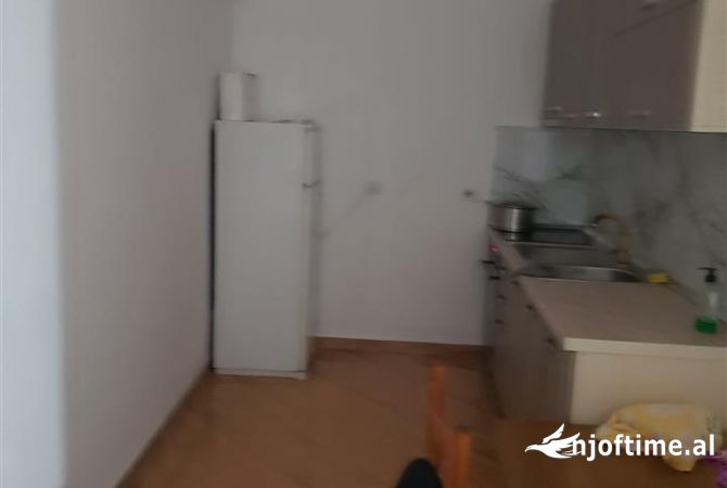 Shtepi ne shitje Apartament ne Tirane, 2+1, Mobilimi E mobiluar, Pagesa 85,000  Euro.