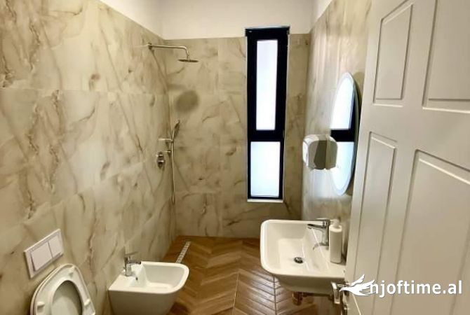 Ambient biznesi me qera 3+1 ne Tirane - 900 Euro