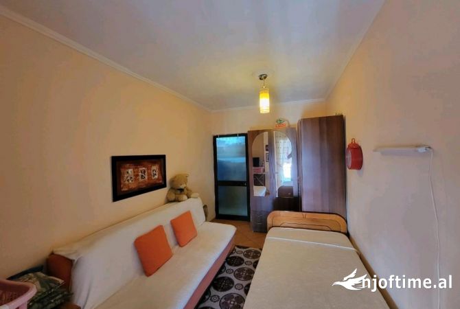 Shtepi ne shitje Apartament ne Tirane, 3+1, Mobilimi E mobiluar, Pagesa 165,000  Euro.