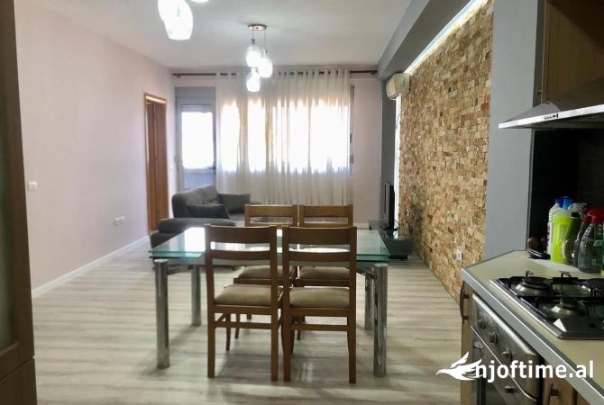 Shtepi me qera Apartament ne Tirane, 2+1, Mobilimi E mobiluar, Pagesa 650  Euro.