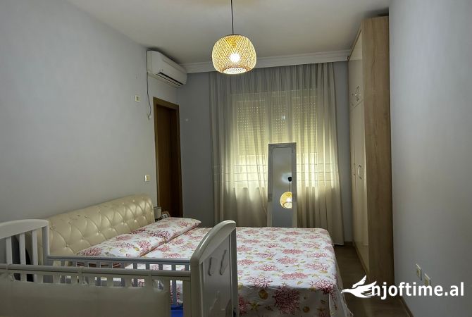 Shtepi me qera Apartament ne Tirane, 2+1, Mobilimi E mobiluar, Pagesa 450  Euro.