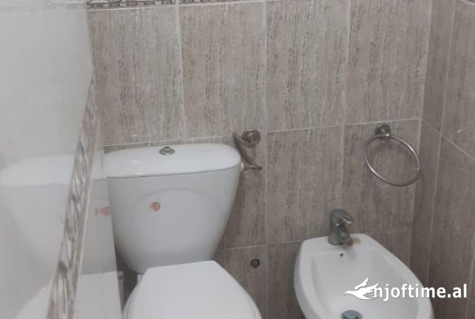 Jepet zyre e mobiluar me qera pas Kafe Flores