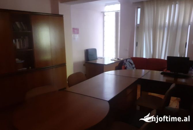 Jepet zyre e mobiluar me qera pas Kafe Flores