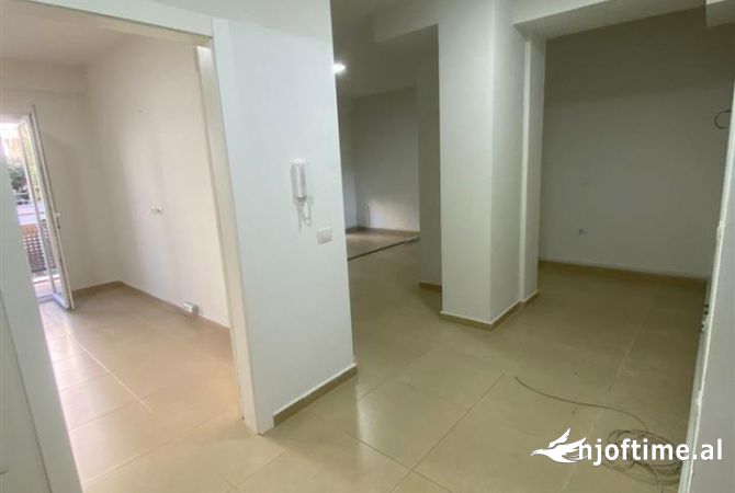 Jepet apartament 2+1  per biznes tek rr Kosovareve buze rruge (prane nobis) 