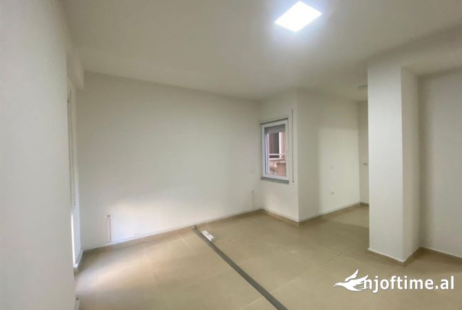 Jepet apartament 2+1  per biznes tek rr Kosovareve buze rruge (prane nobis) 