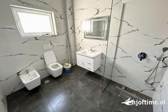 Shtepi me qera Shtepi Private ne Tirane, 3+1, Mobilimi E mobiluar, Pagesa 70,000  Leke.