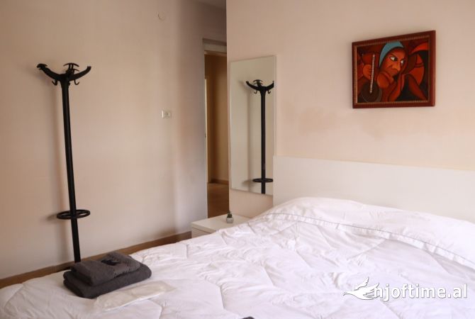 Shtepi ne shitje Apartament ne Tirane, 2+1, Mobilimi E mobiluar, Pagesa 130,000  Euro.