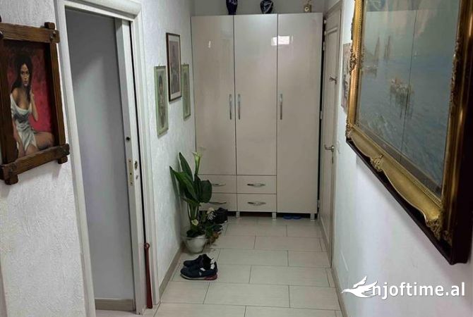 Shtepi ne shitje Apartament ne Tirane, 1+1, Mobilimi E mobiluar, Pagesa 100,000  Euro.