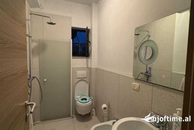 Shtepi ne shitje Apartament ne Tirane, 3+1, Mobilimi E mobiluar, Pagesa 295,000  Euro.