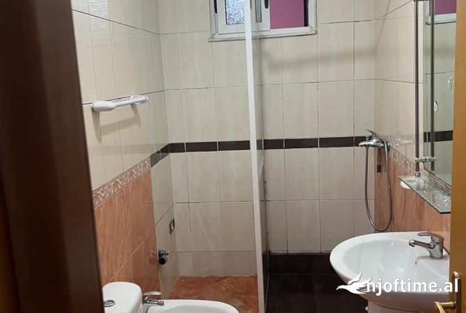 Ambient biznesi me qera 3+1 ne Tirane - 550 Euro