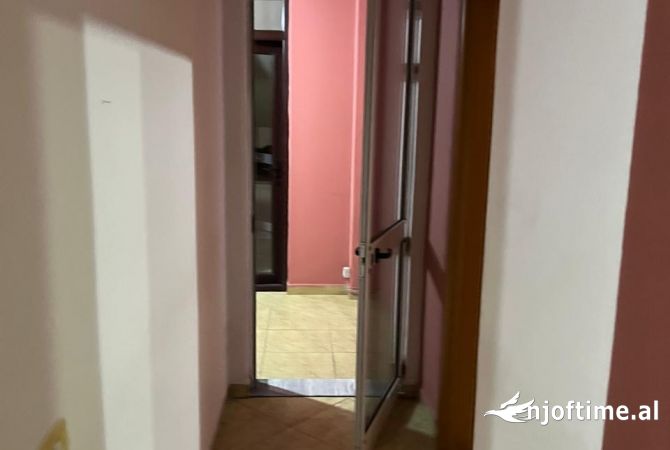 Jepet apartament 2+1 me qera tek Komuna e Parisit 